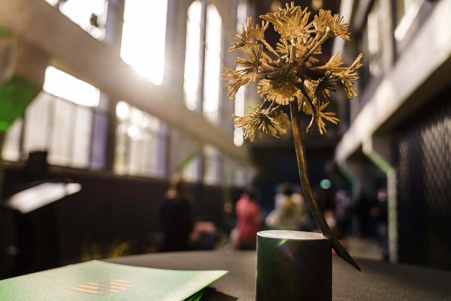 Trophäe des Gründerinnenpreises in Form einer Pusteblume