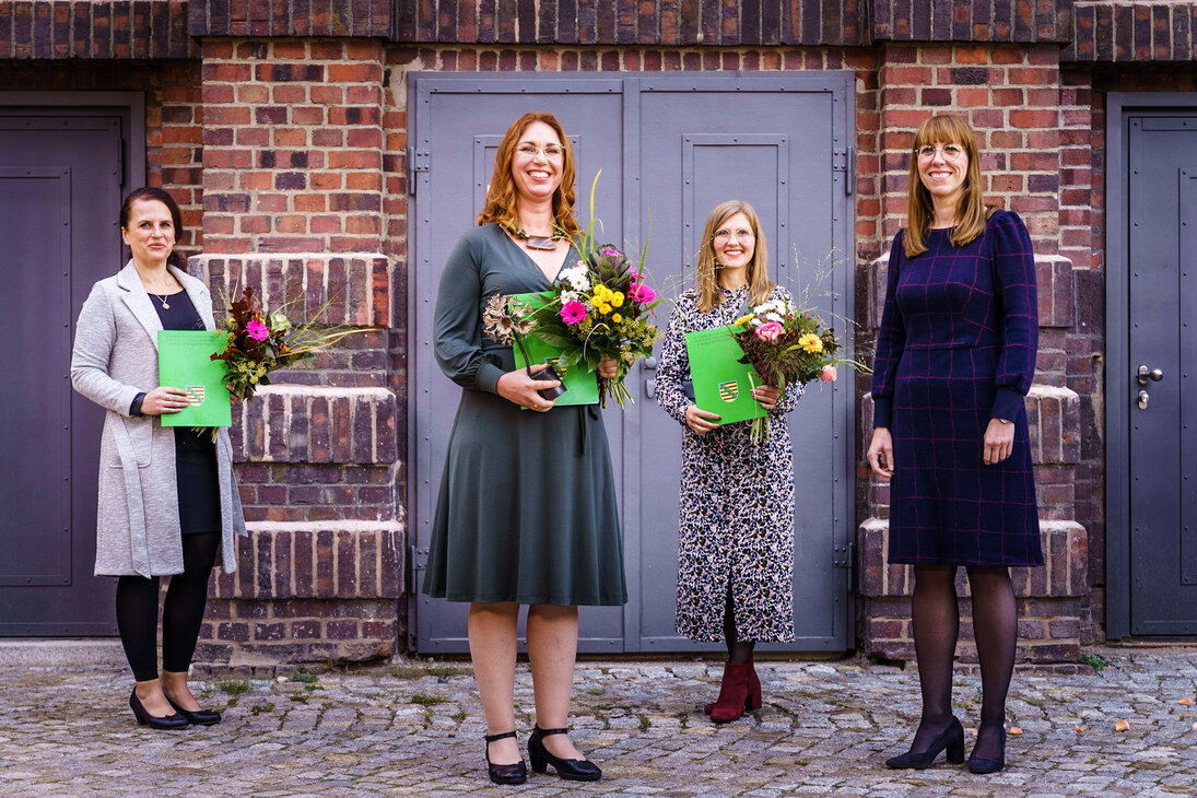 Gleichstellungsministerin Katja Meier mit den Gewinnerinnen Franziska Klee, Jaqueline Hausotte und Peggy Wunderlich (v.r.n.l.)