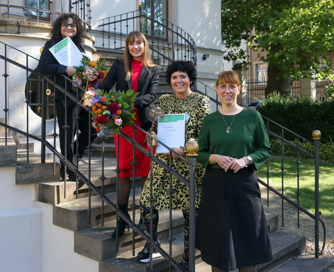 Gleichstellungsministerin Katja Meier mit den Gewinnerinnen Juliette Beke, Sara Linke und Annette Katrin Seidel (v.l.n.r.)