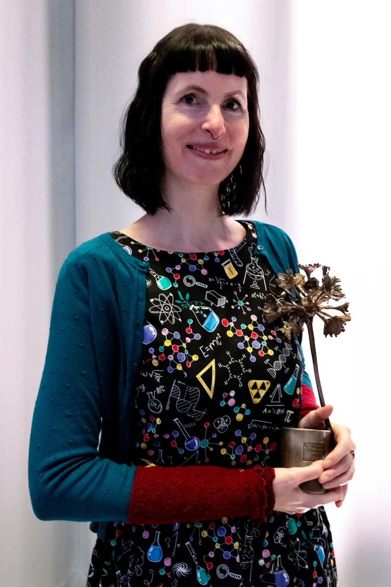 Dr. Babett Baraniec hält die Trophäe in der Hand.