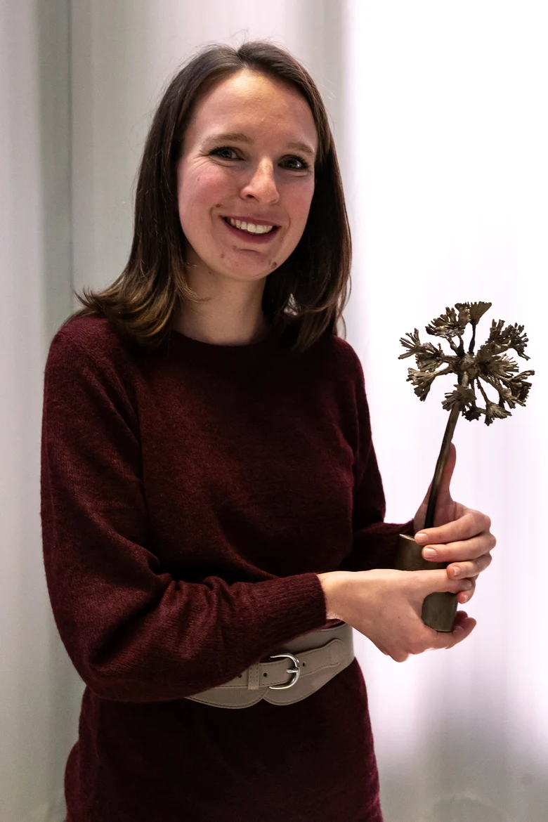 Elisa Röhr hält ihre Trophäe in der Hand.